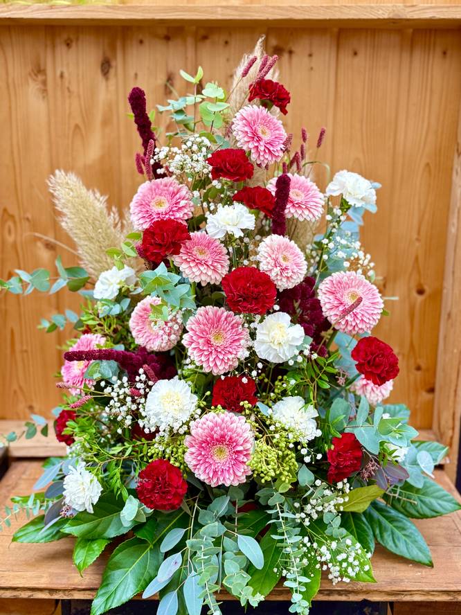 Trauergesteck in Rosa, Rot & Weiß – verspielt & würdevoll