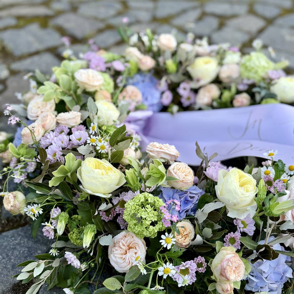 Round flower wreath - zoom