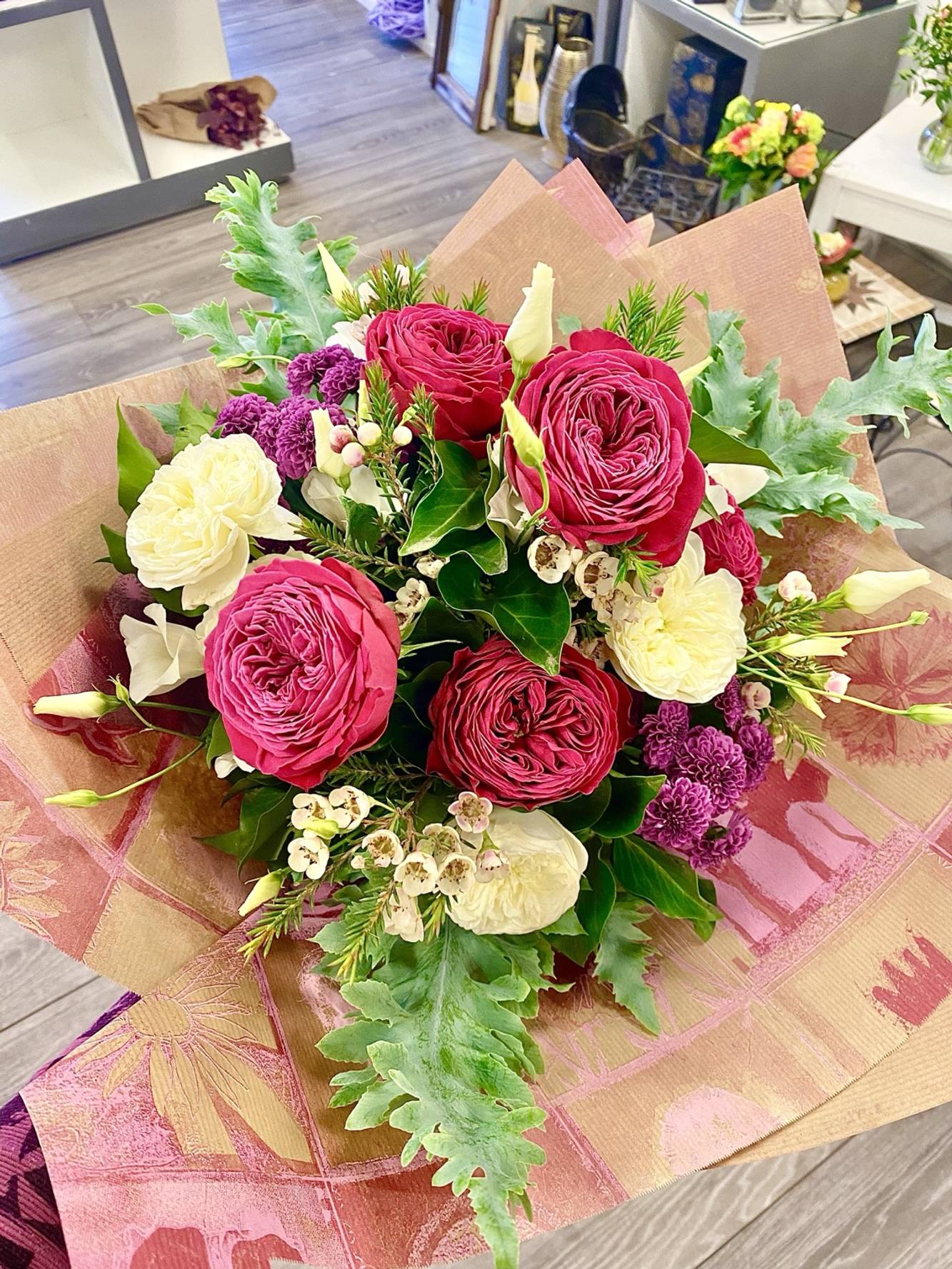 Pink Whisper - Exclusive bouquet of roses in white & pink - zoom