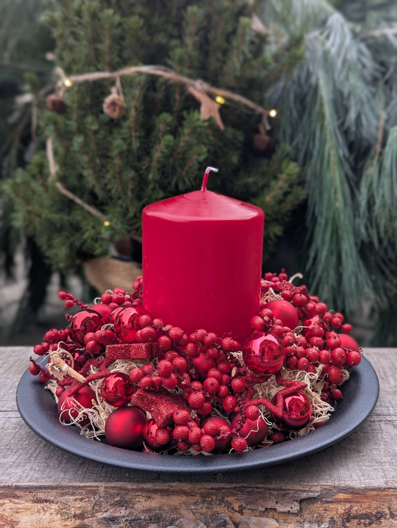 Adventsgesteck mit einer roten Kerze - zoom