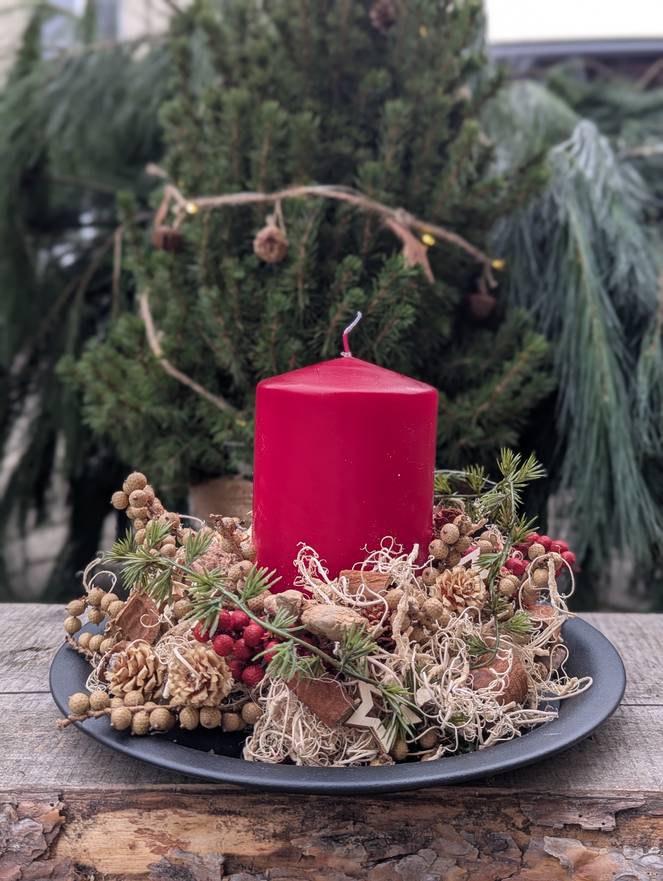 Image - Adventsgesteck mit einer roten Kerze