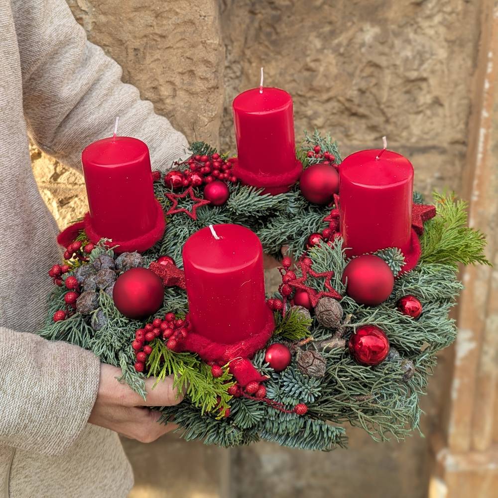 Roter Adventskranz mit vier Kerzen - zoom