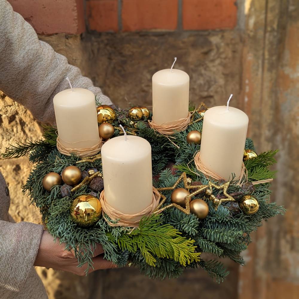 Adventskranz mit Kerzen in creme/weiß - zoom