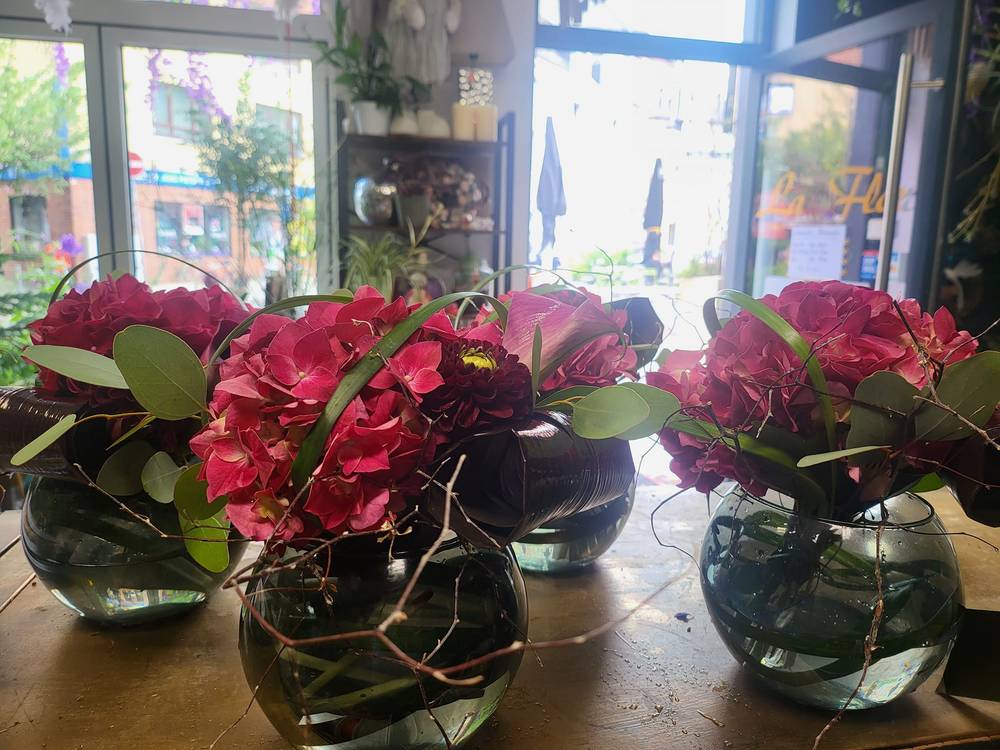 Mini flower arrangements for the bar tables - zoom