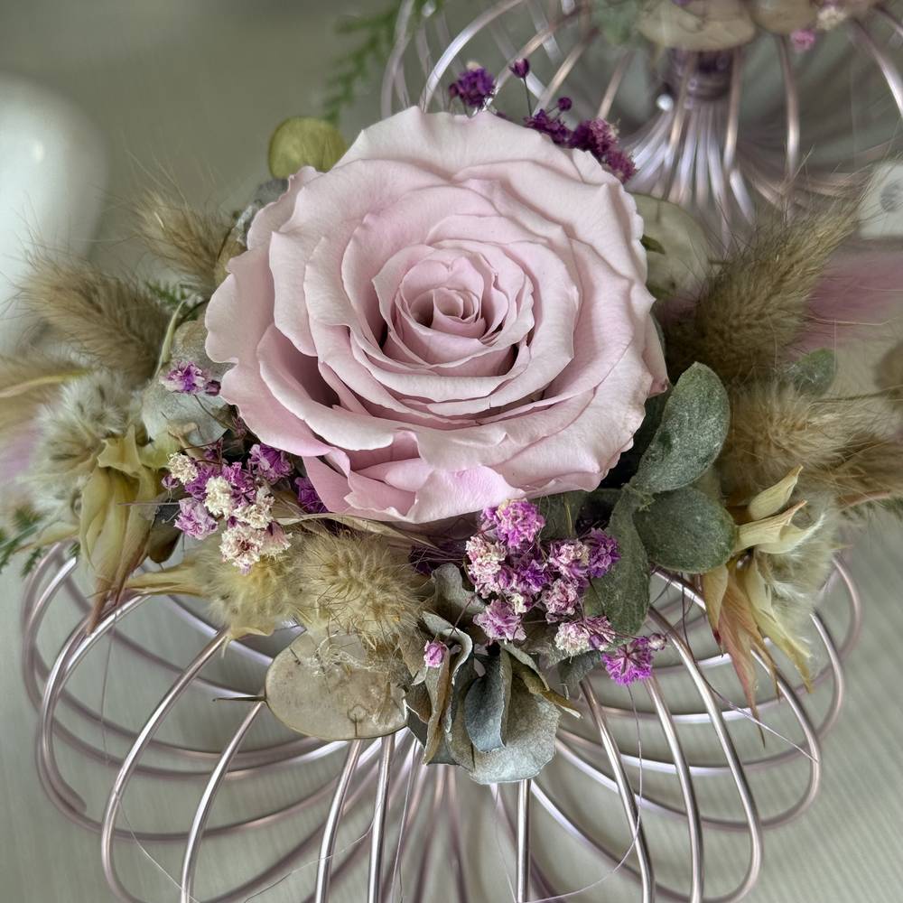 Elegantes Trockengesteck mit Infinty-Rosen - zoom