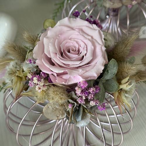 Elegantes Trockengesteck mit Infinty-Rosen Elegantes Trockengesteck mit Infinty-Rosen