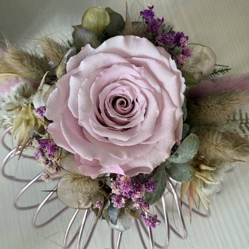 Image - Elegantes Trockengesteck mit Infinty-Rosen