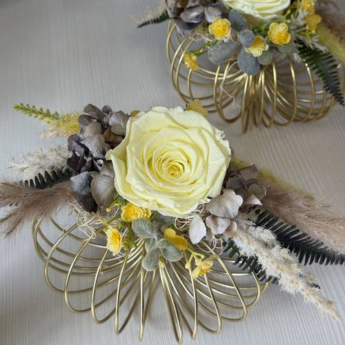 Image - Elegantes Trockengesteck mit Infinty-Rosen