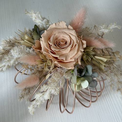 Image - Elegantes Trockengesteck mit Infinty-Rosen