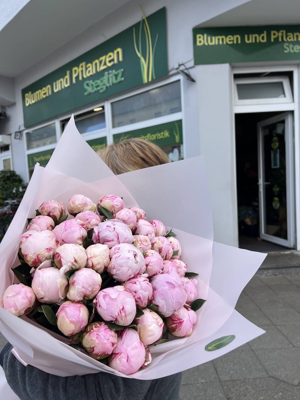 Bouquet pure peonies - zoom