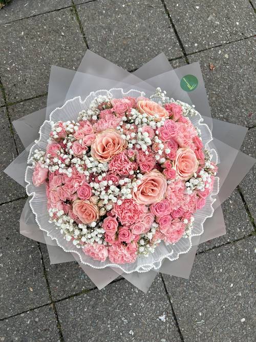 Bouquet 'elegant and girly'