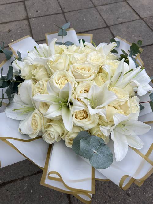 Weiß Bouquet Roses x Lily Weiß Bouquet Roses x Lily