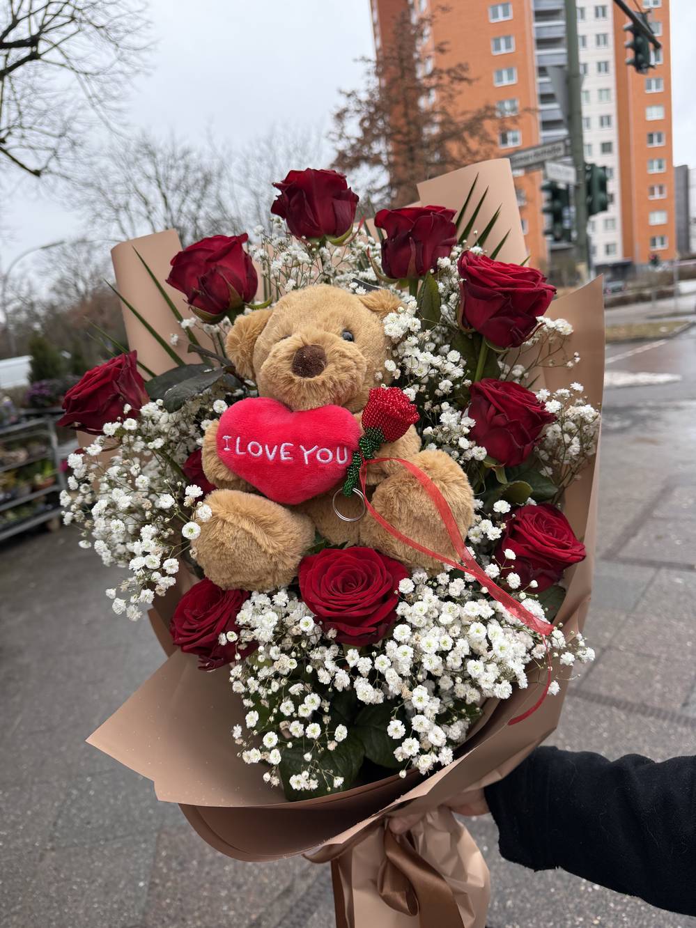 Premium Gentleman Set mit Rosenstrauß, Teddybär und Schlüsselanhänger  - zoom