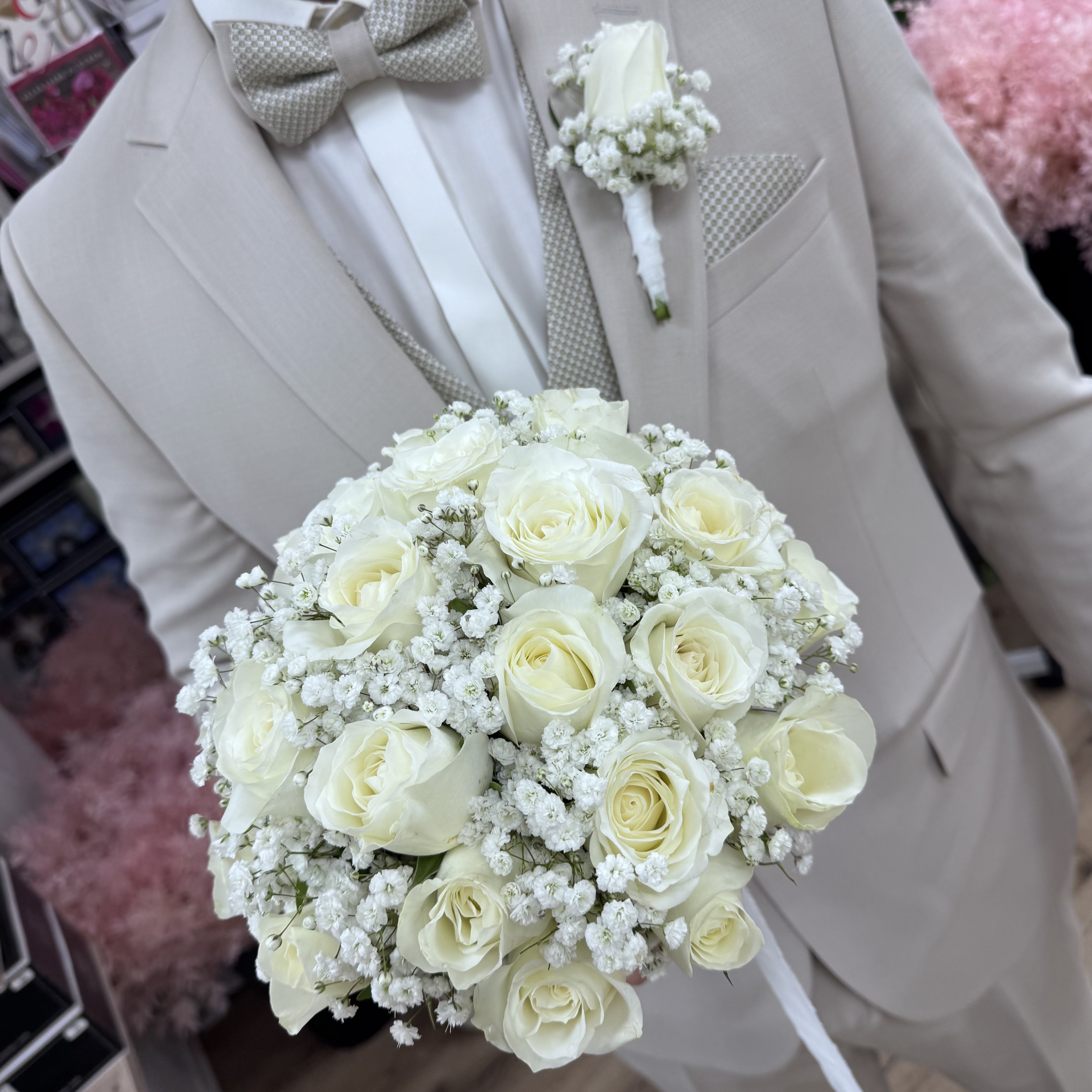 Eleganter Brautstrauß mit weißen Rosen und Schleierkraut