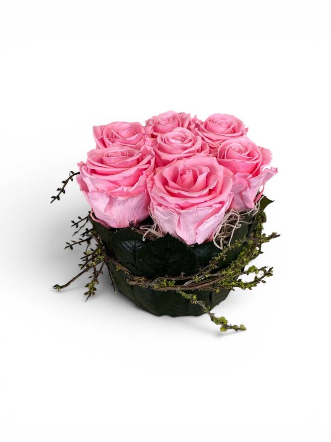 Rosentörtchen mit konservierten rosa Rosen