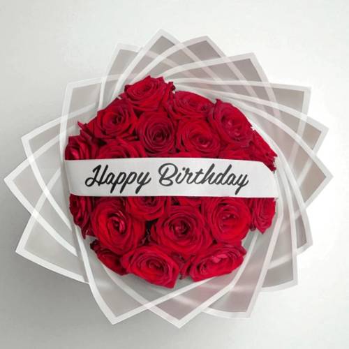 Roter Rosenstrauß mit Beschriftung Happy Bithday Roter Rosenstrauß mit Beschriftung Happy Bithday