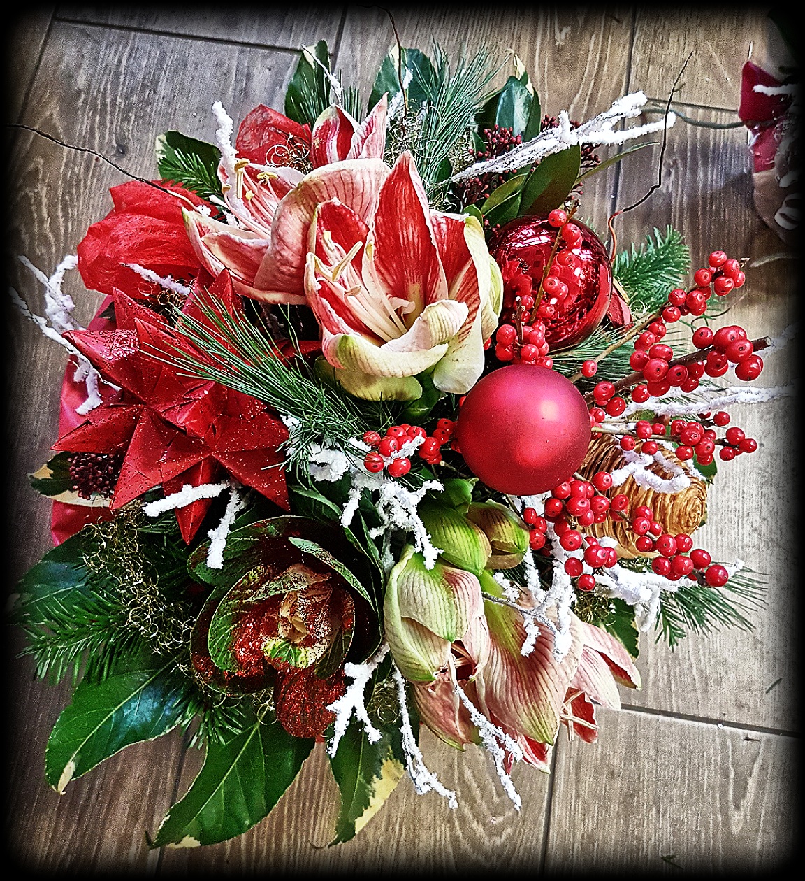 Frischer Weihnachtsstrauß Mit Amaryllis – Rot, Weiß & Grün, Mit Tannengrün & Grußkarte, Geschlossen & Knospig, Für Advents- & Winterdeko