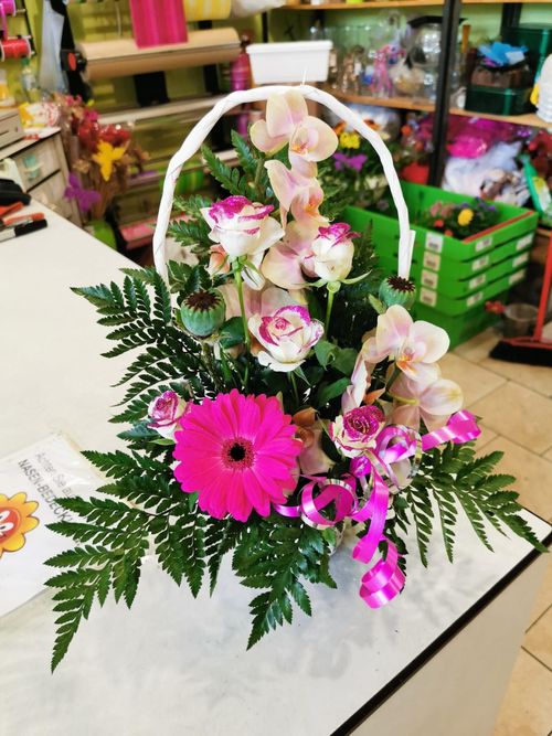 Romantic flower basket Romantic flower basket