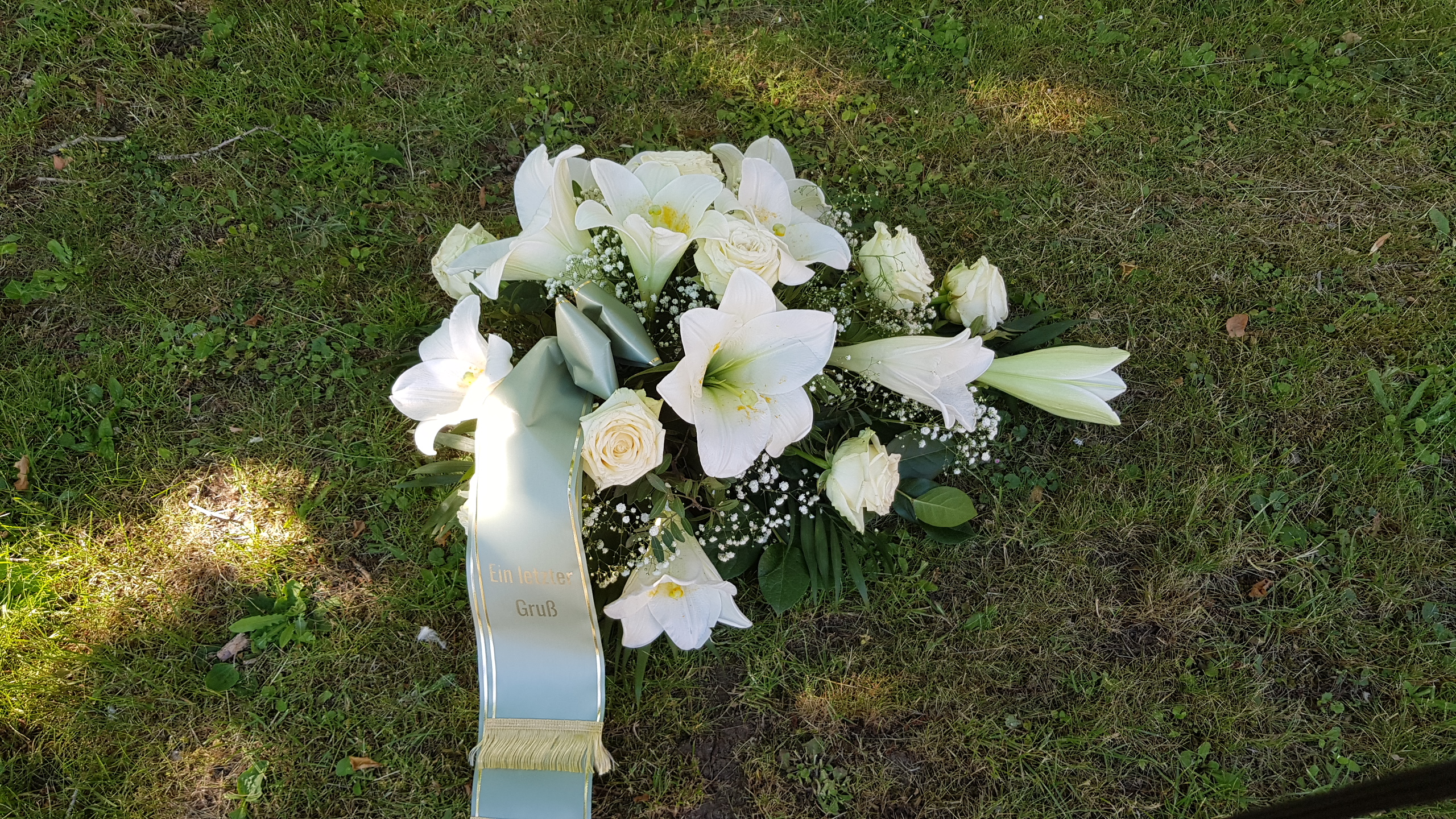 Elegantes Trauergesteck in Weiß – Mit schöner Schleife