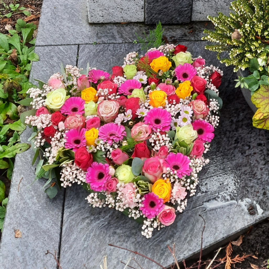Trauerherz für den Friedhof – Einzigartige Blumen für Abschied