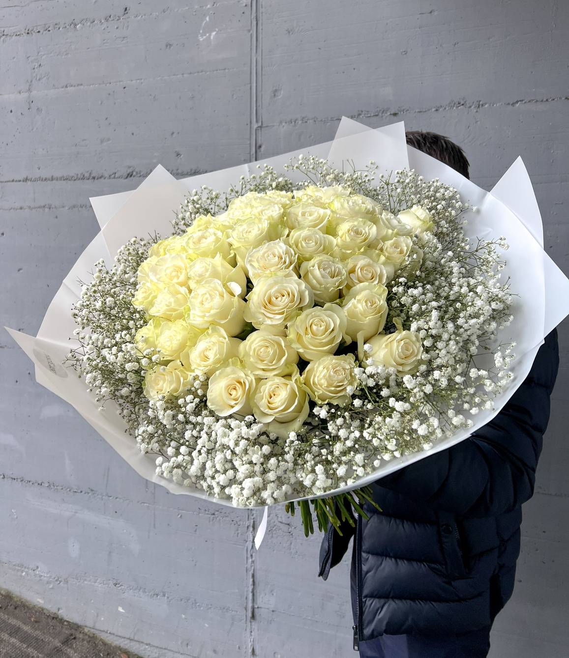 Boeket „Witte rozen en gipskruid“ - zoom