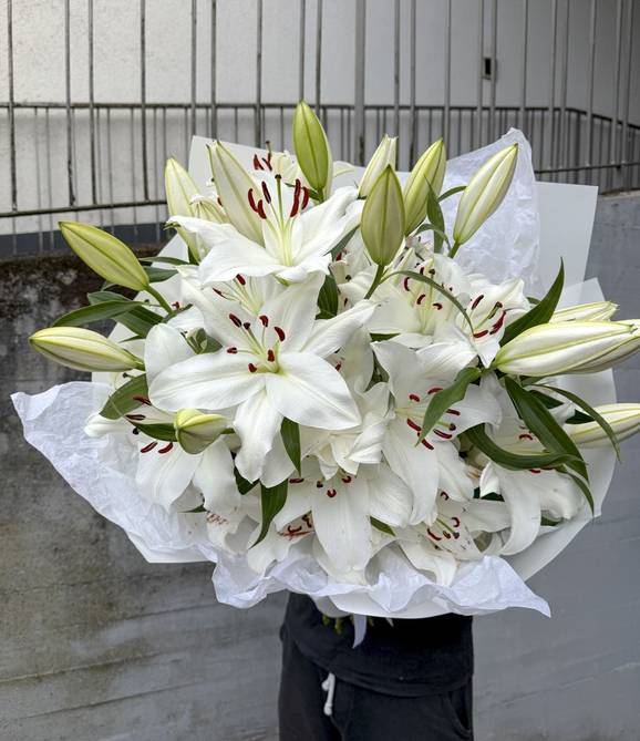 Image - White Lilies Bouquet