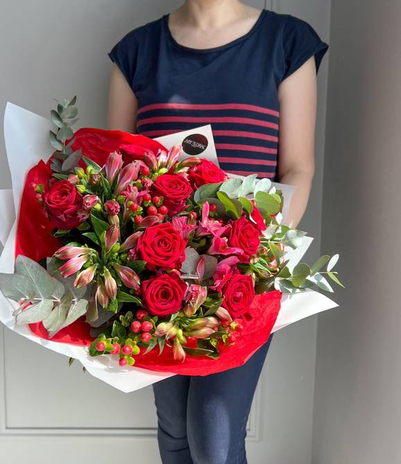 Image - Love in Red Bouquet