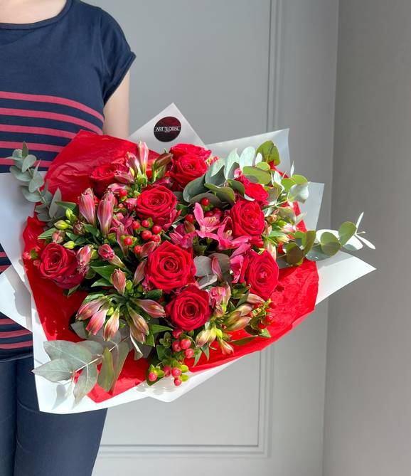 Image - Love in Red Bouquet