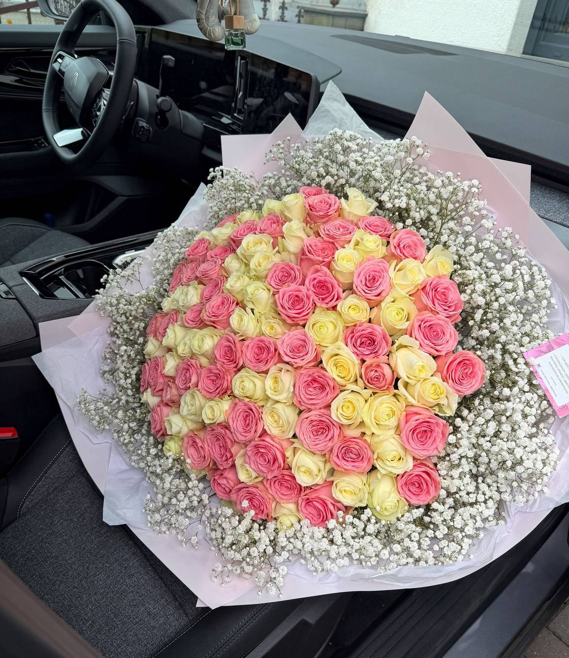 Boeket „100 roze en witte rozen met gipskruid“ - zoom