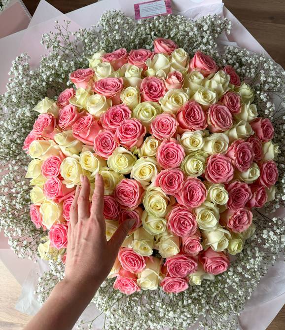 Image - Boeket „100 roze en witte rozen met gipskruid“