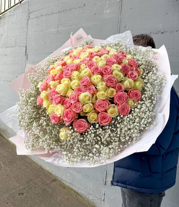 Image - Boeket „100 roze en witte rozen met gipskruid“