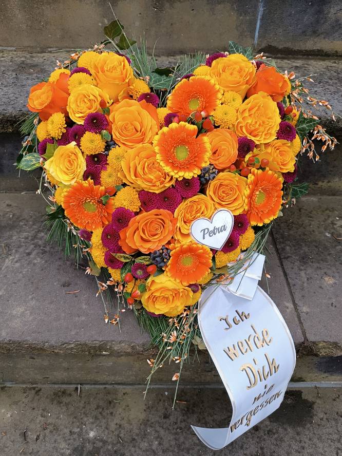 Rouwarrangement hart oranje abrikoos
