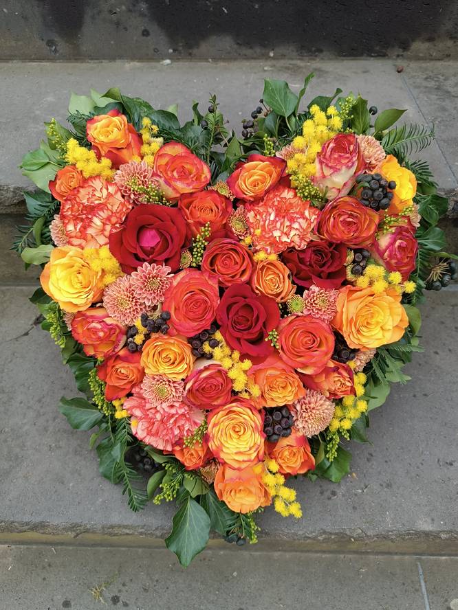 Image - Rouwarrangement hart oranje abrikoos