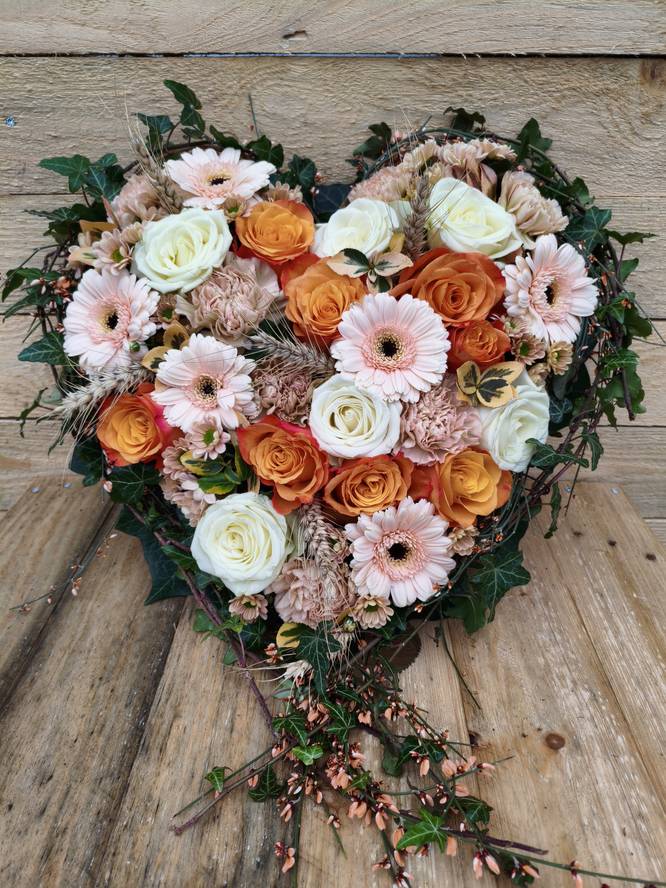 Image - Rouwarrangement hart oranje abrikoos