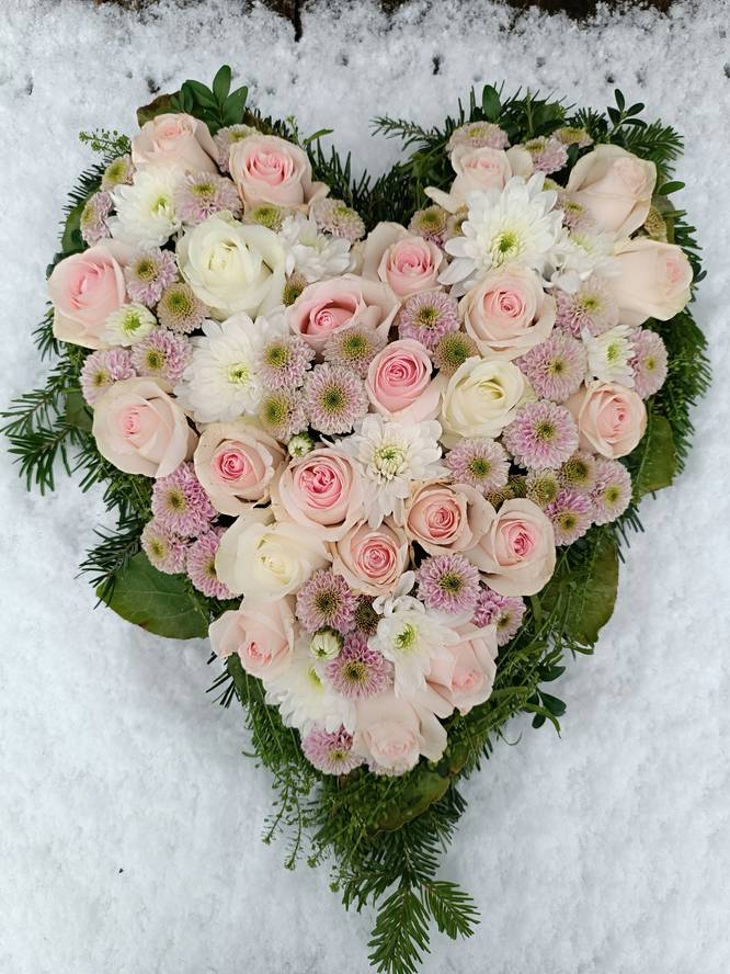 Rouwarrangement hart pastel roos