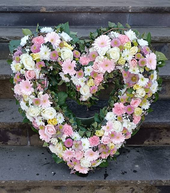 Image - Rouwarrangement hart pastel roos