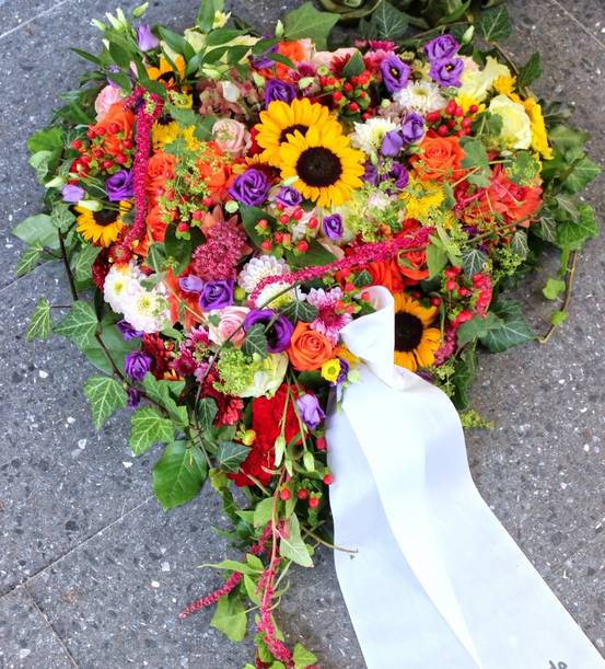 Lichtgevend hart rouwarrangement