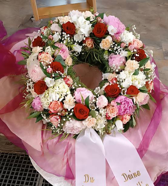 Begrafeniskrans rond pastel