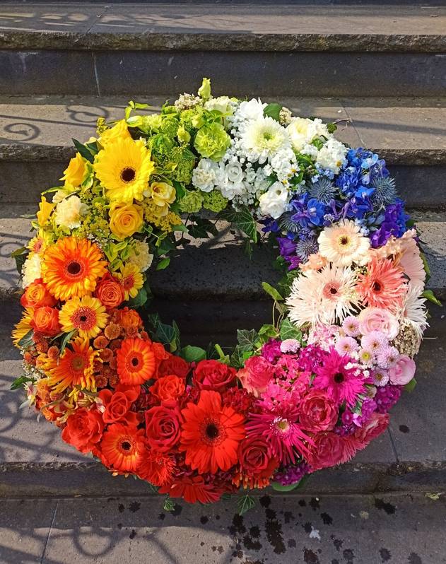 Begrafeniskrans rond en kleurrijk