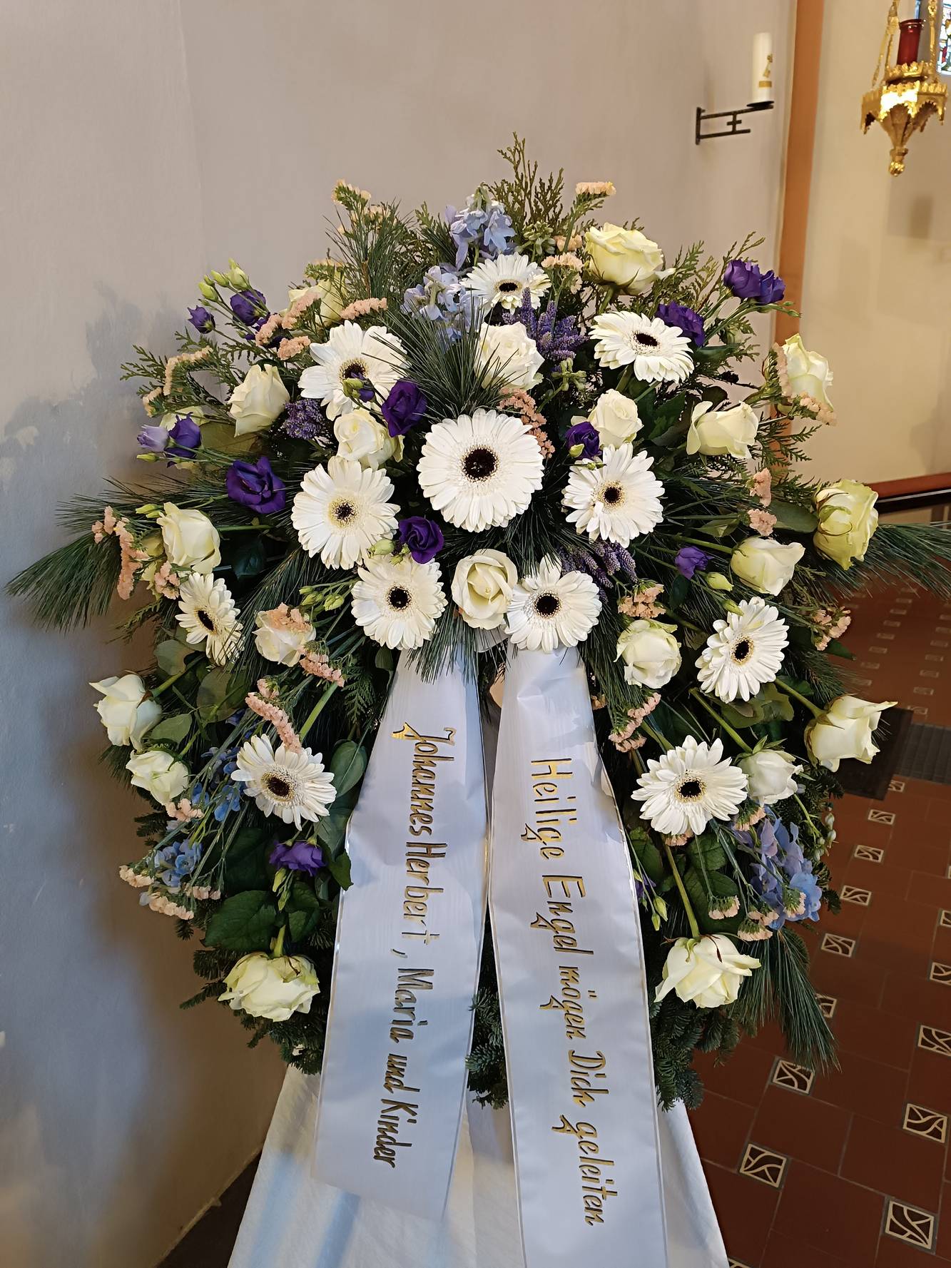 Klassieke pastelkleurige rouwkrans - zoom