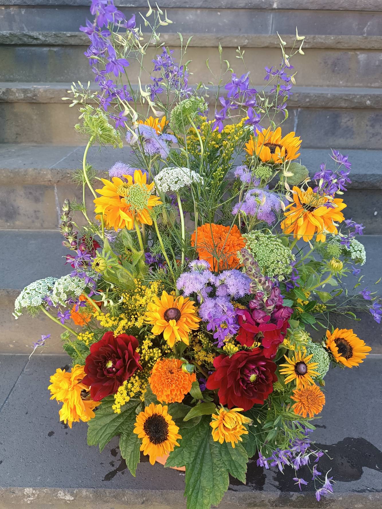 Colorful summer arrangement - zoom