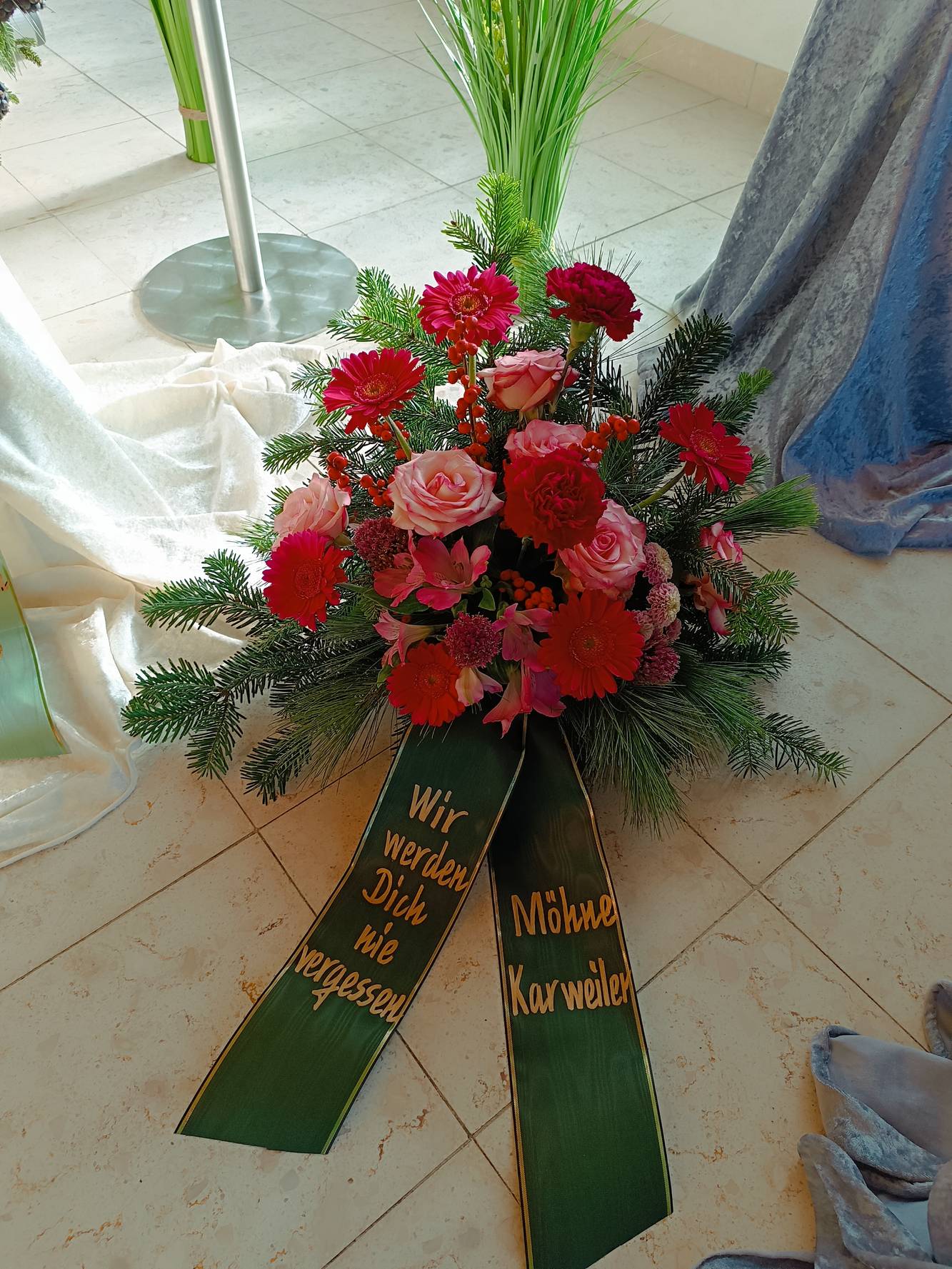 Funeral arrangement red - zoom