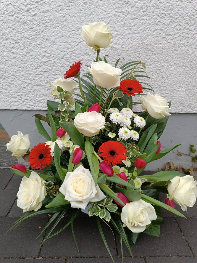 Image - Funeral arrangement red