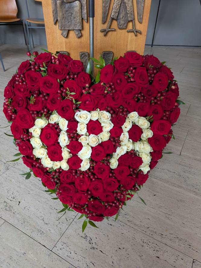 Image - Rouwarrangement hart rood