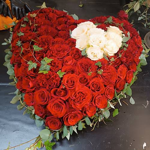 Rouwarrangement hart rood