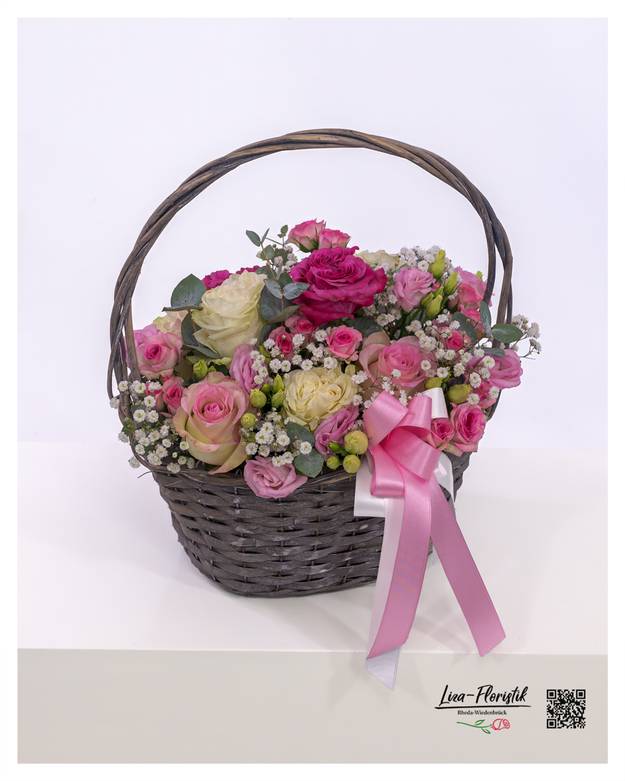 Bloemenmand met rozen, polyantharozen en lisianthus