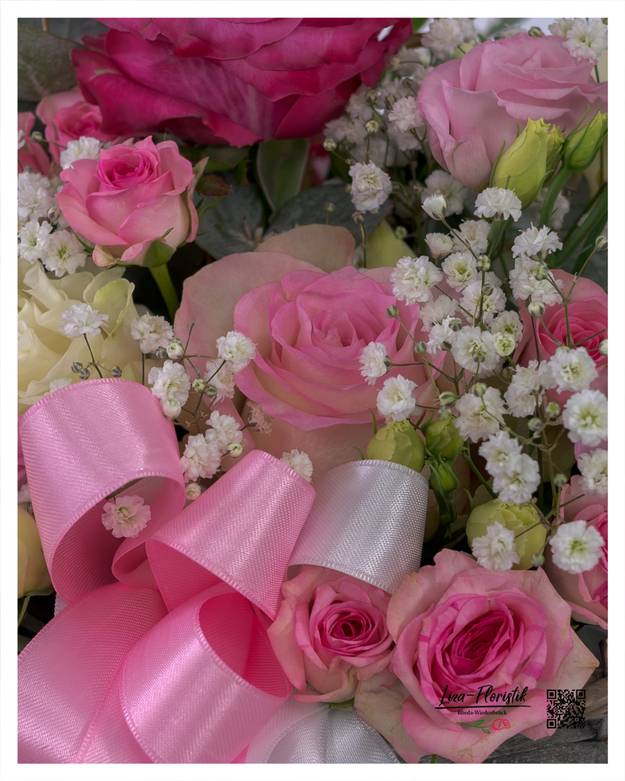 Image - Bloemenmand met rozen, polyantharozen en lisianthus