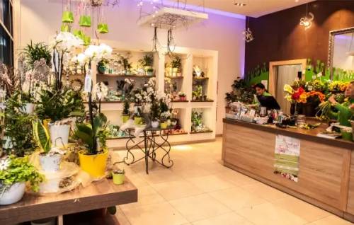 outdoor_store_front_img